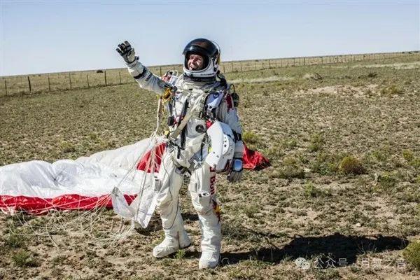 里高太空中一跃而下 用身体突破音障J9国际集团史上最强的跳伞：39公