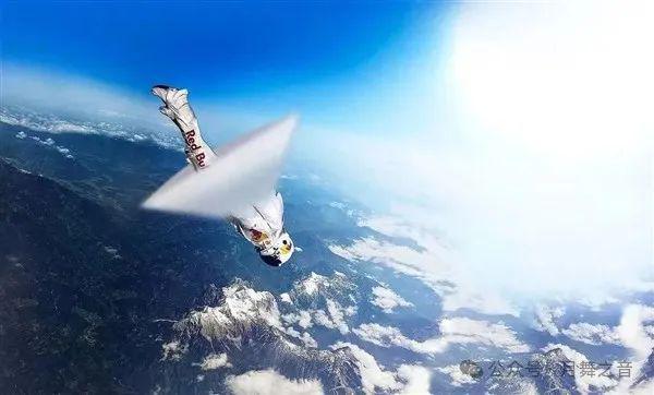 里高太空中一跃而下 用身体突破音障J9国际集团史上最强的跳伞：39公(图4)