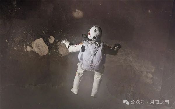 里高太空中一跃而下 用身体突破音障J9国际集团史上最强的跳伞：39公(图3)