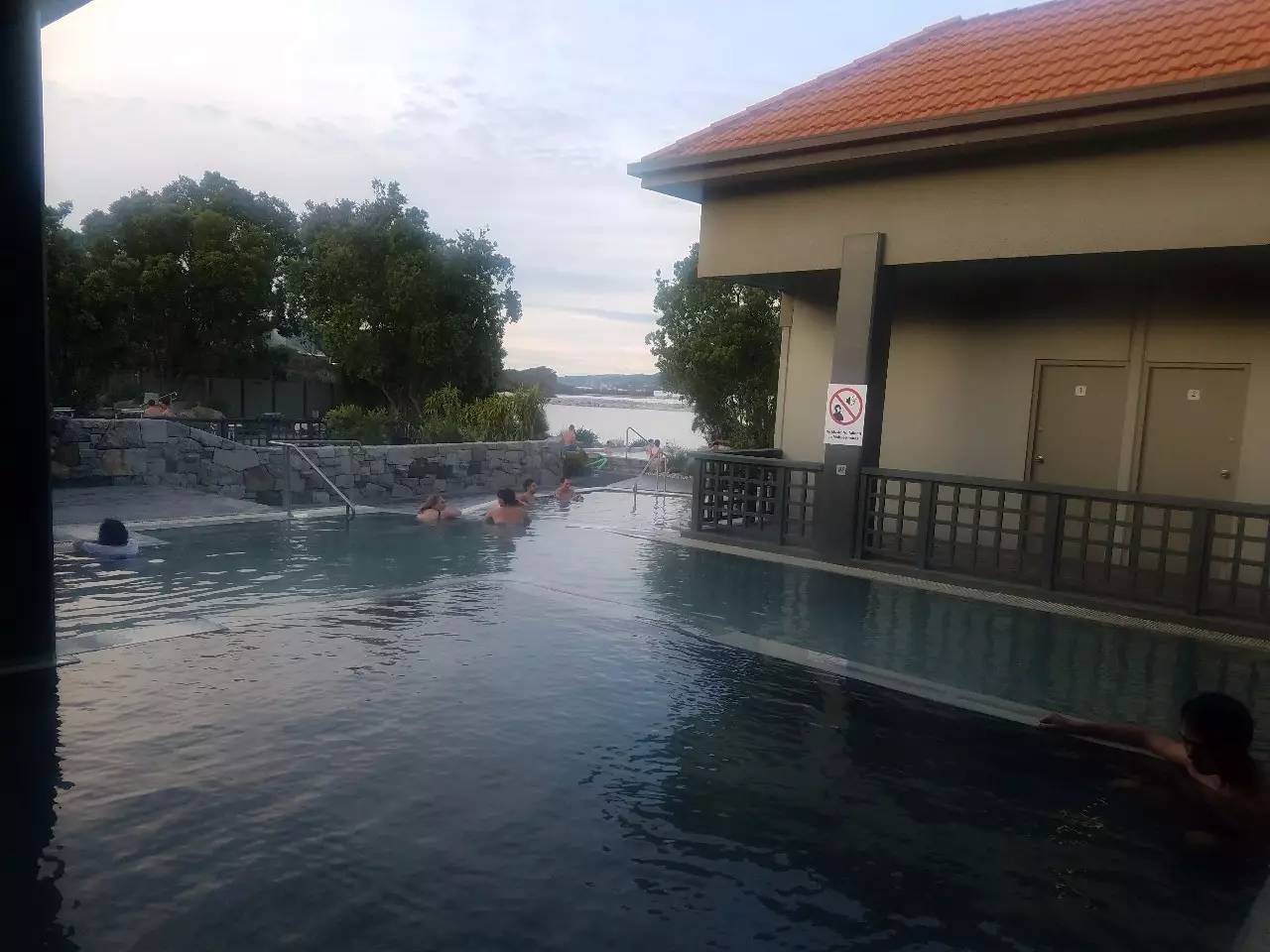 静的农场上就出现了一整座霍比特人村落j9九游会登录目的地 大笔一挥一片平(图3)