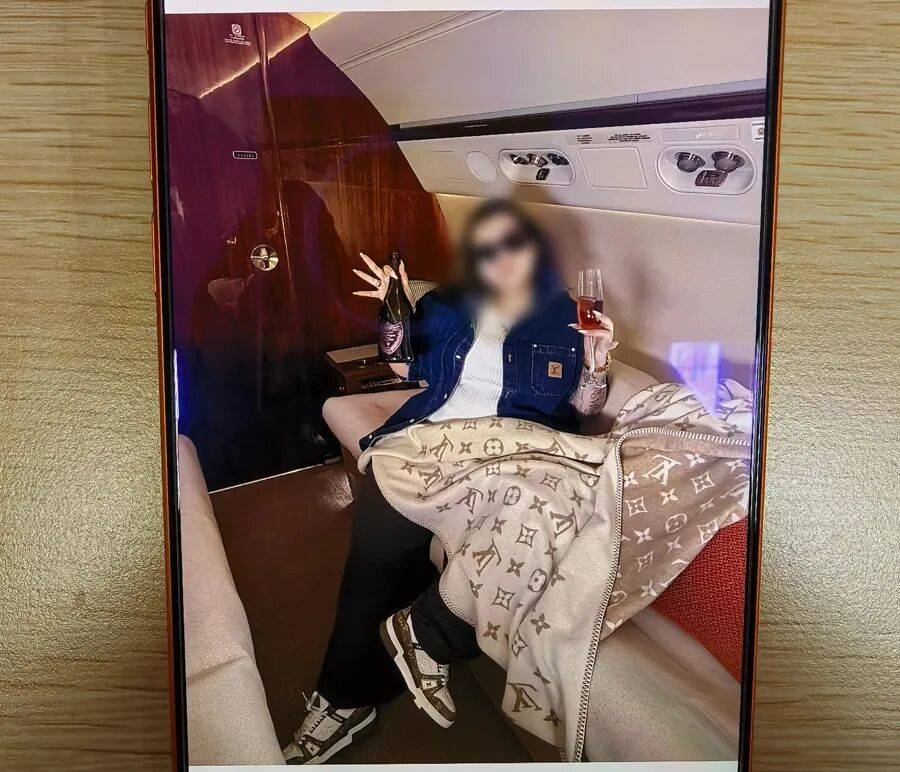 球旅行包机出游、购买奢侈品等黄某被刑拘！九游会J9入口一年花光1300万用于环(图5)